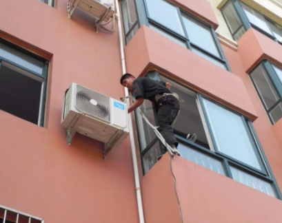 空调安装工人的高空作业安全绳应该挂在哪里